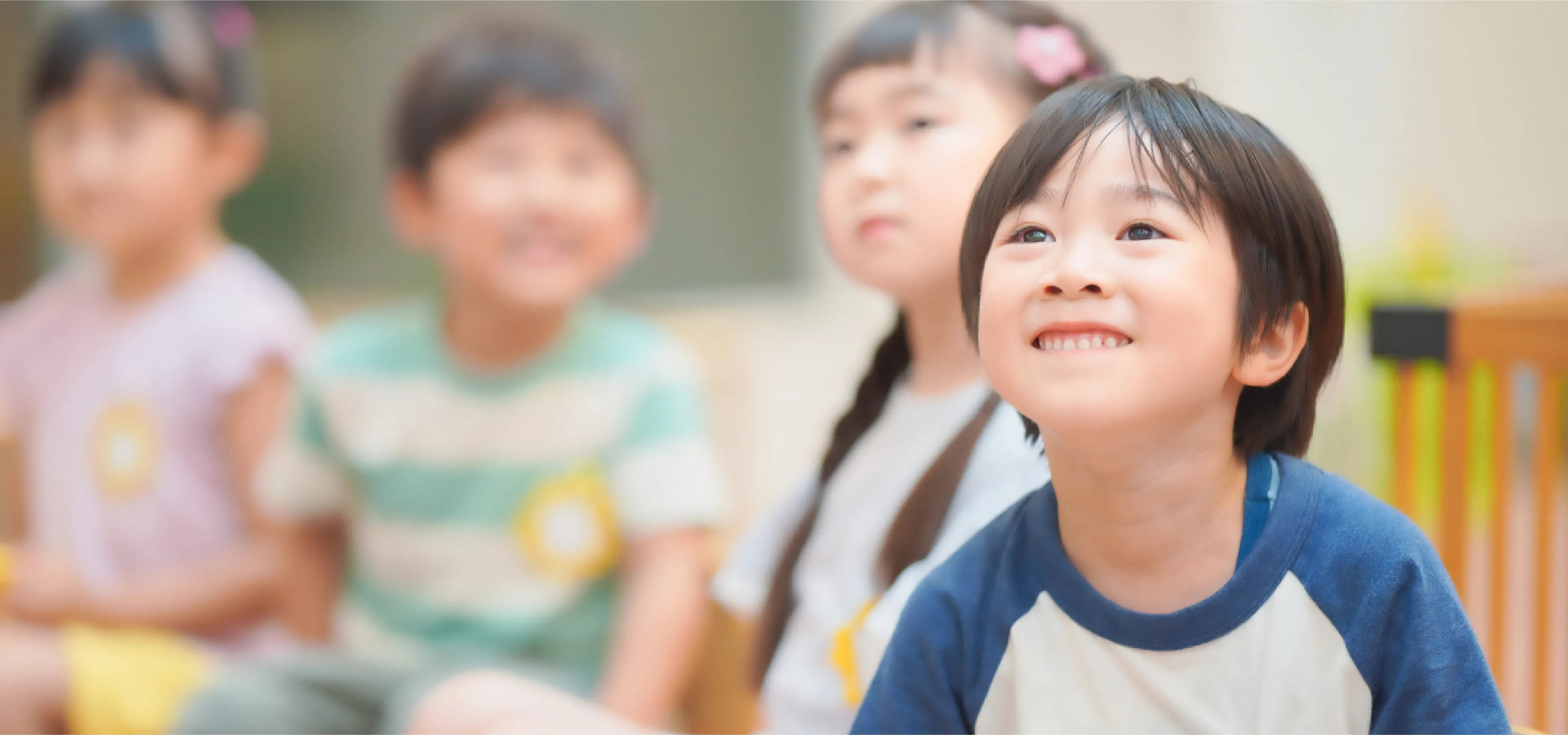 園庭で遊ぶ園児たち