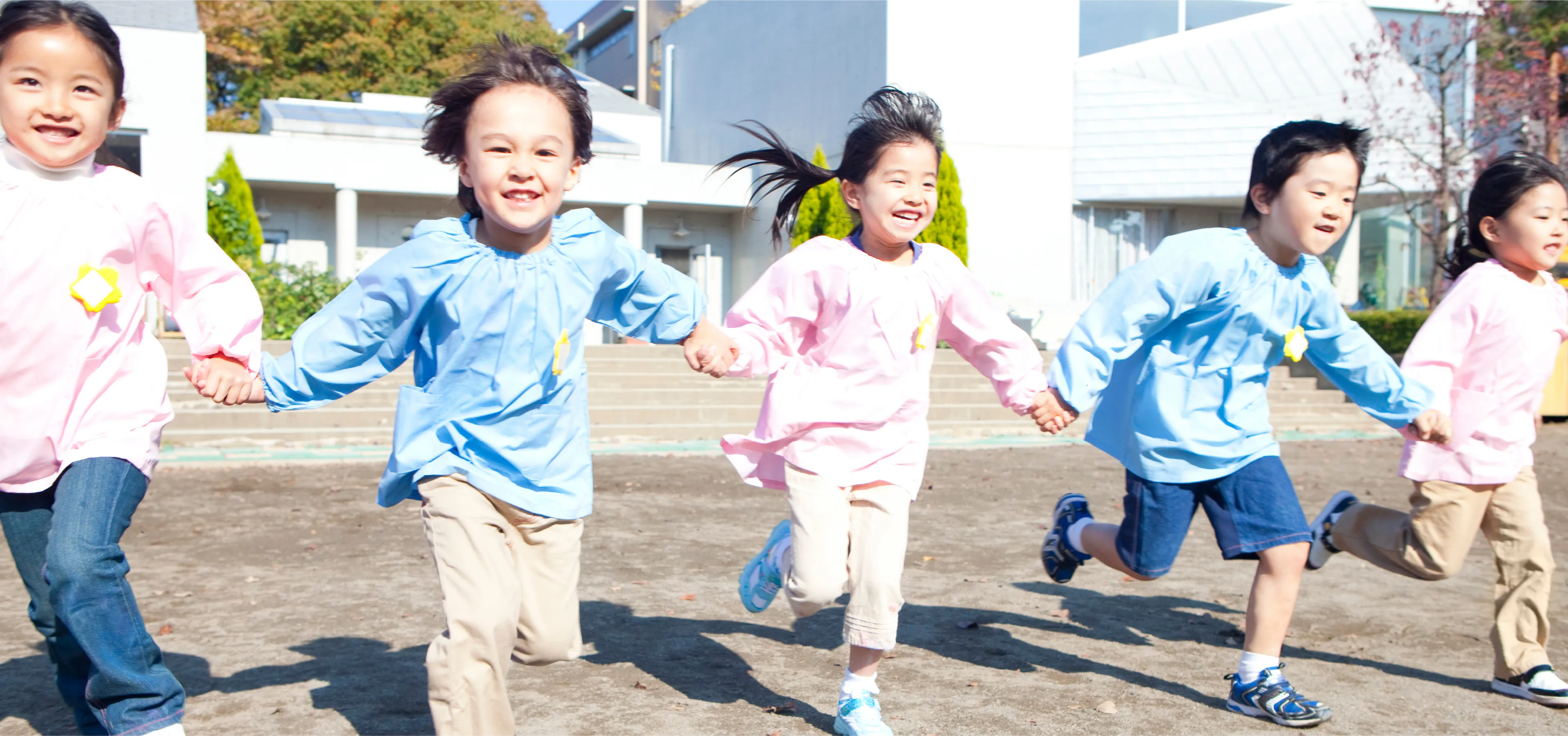 園庭で遊ぶ園児たち