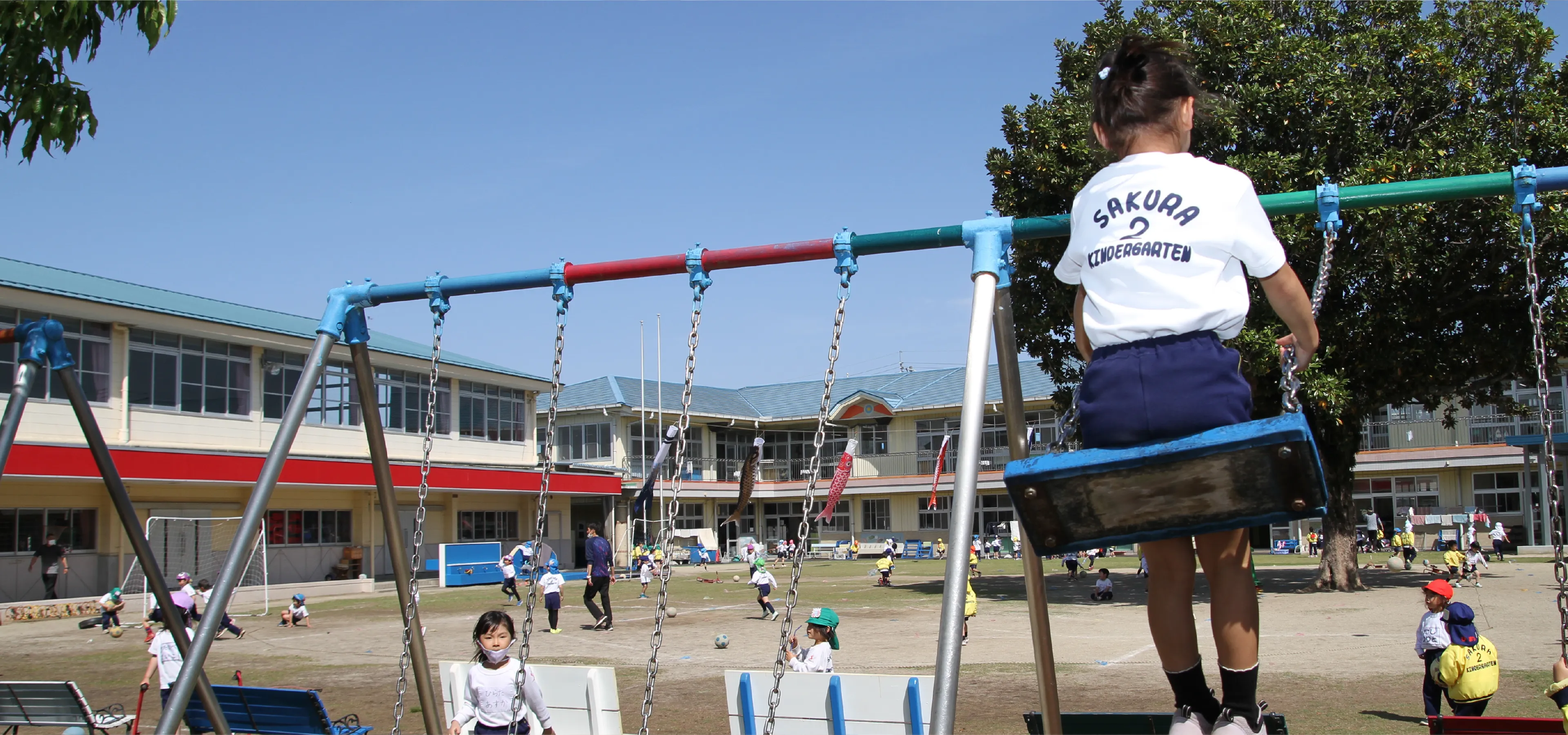 園庭で遊ぶ園児たち