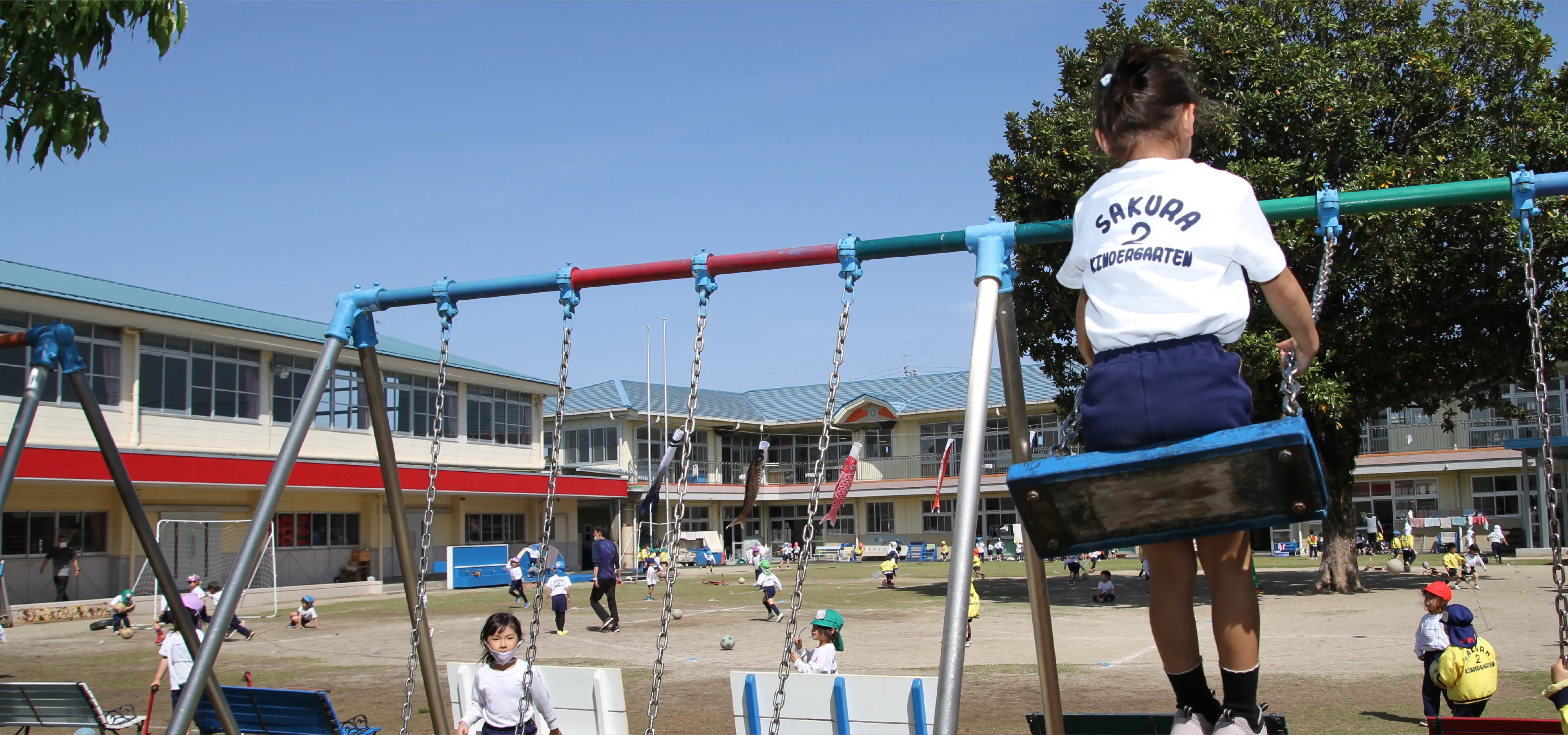 園庭で遊ぶ園児たち